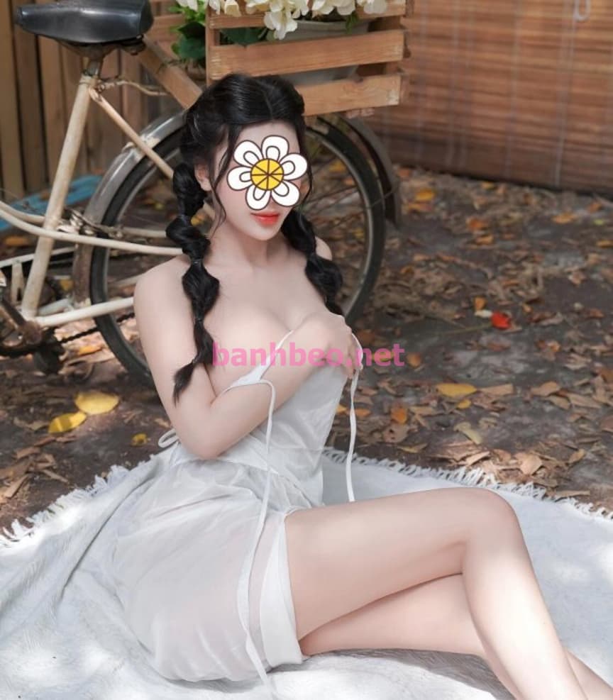 KIM HUYỀN - DÂM DÂM CÔ NƯƠNG - MẶT XINH DÁNG MÚP VÚ KHỦNG MÔNG CĂNG TRÒN GỢI DỤC
